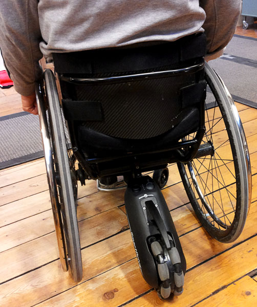 Användaren med Smart Drive påsatt på rullstolen