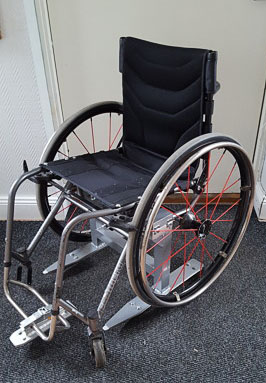 Skridskoställning fastsatt på rullstolen. Foto från www.skridskokälke.se