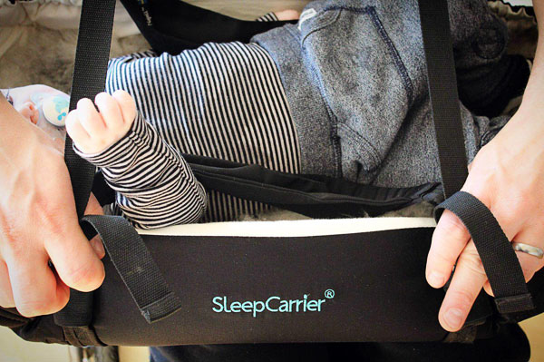 Användaren sätter fast sleepcarriern i bärselen. Foto från mammapappalam.se