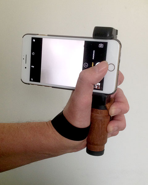 Användaren fotograferar med en hand med iPhone och handtag