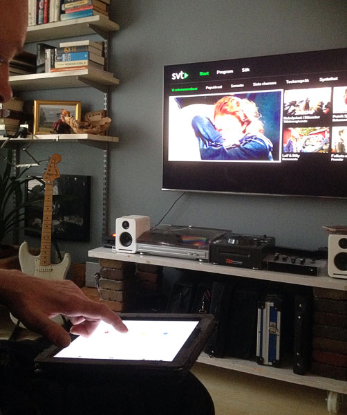 Användaren styr sin tv med iPadden