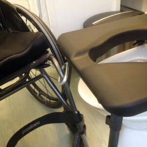 Karbinhake för förflyttning mellan rullstol och toalettstol
