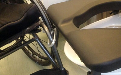 Karbinhake för förflyttning mellan rullstol och toalettstol