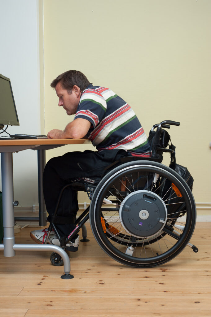 Lägesändra i rullstol: luta mot bord