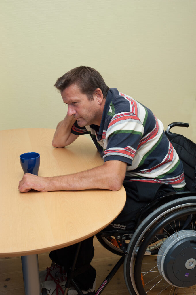 Lägesändra i rullstol: luta mot bord