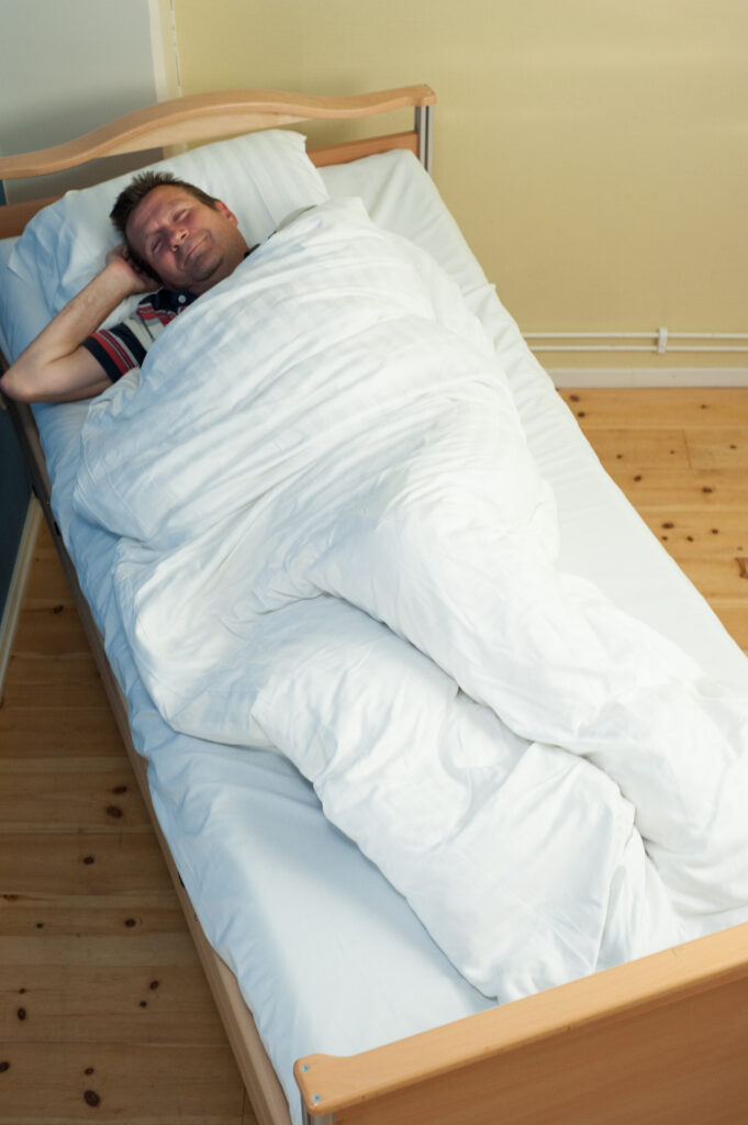 Positionering 30 grader i säng med täcke