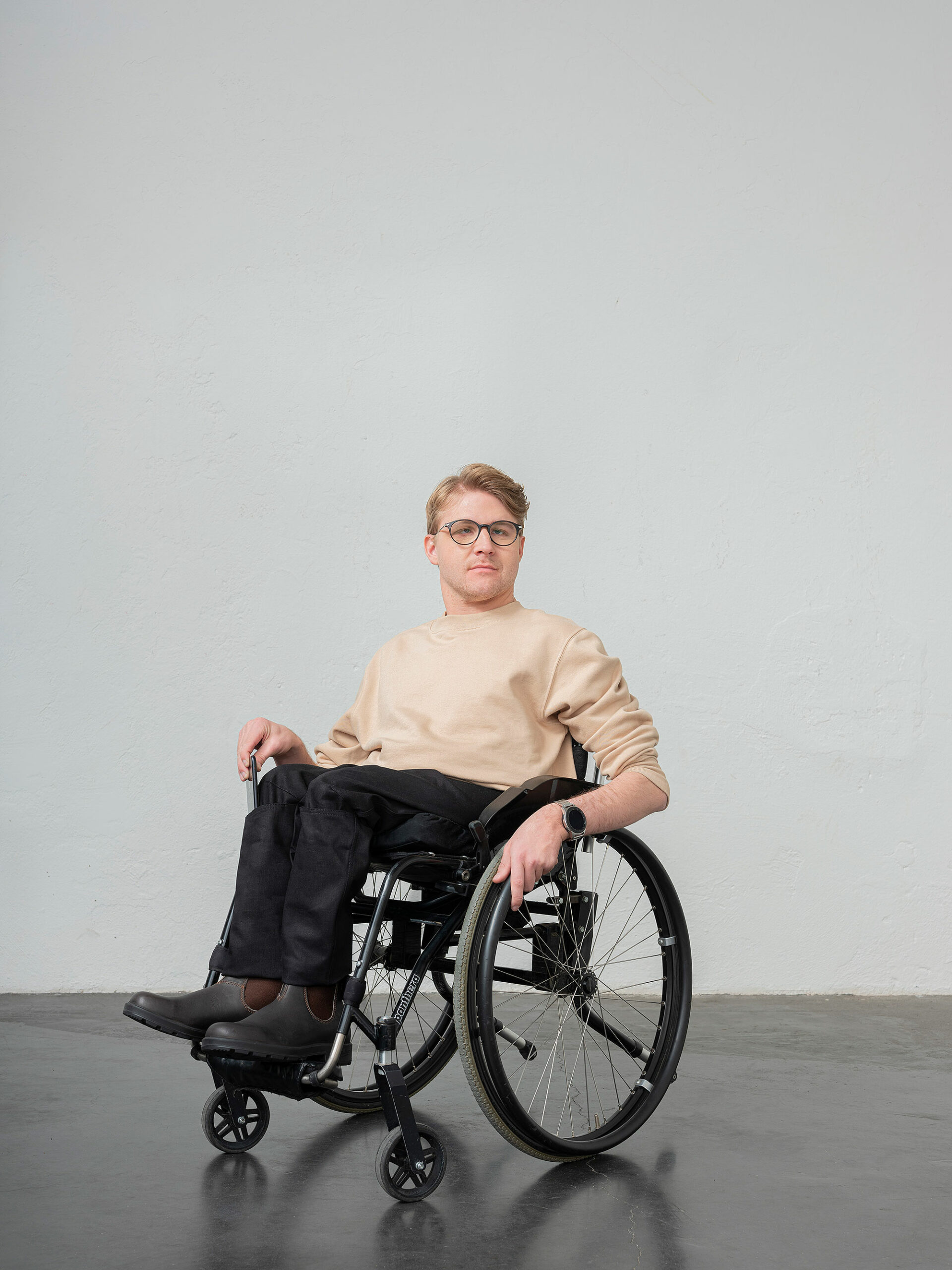 Användaren sittandes i rullstol med sina byxor