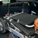 Rullstolskran som lyfter upp rullstolen till bilens bagage